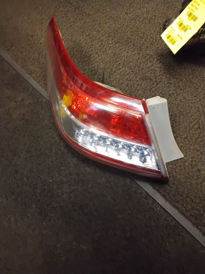 Driver Tail Light Quarter Panel Mounted Red And White  2010-2011 TOYOTA CAMRY