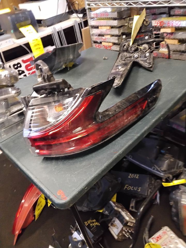 Driver Tail Light Quarter Panel Mounted ID 81560-08071 2021-2023 TOYOTA  SIENNA