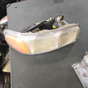 Passenger Right Headlight Fits 1999-2006 GMC SIERRA 1500 PICKUP