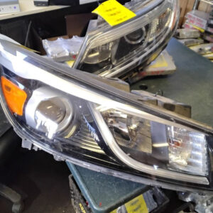 Passenger Headlight Halogen Projector With LED Accent Fits 2015-2018 KIA SEDONA