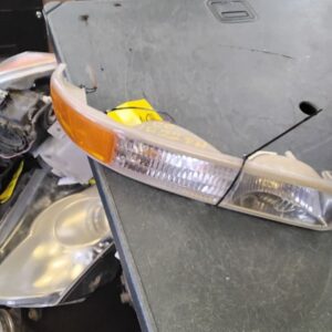 Passenger Corner/Park Light Below Headlamps 2000-2006 CHEVROLET SUBURBAN 1500